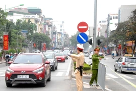 Lực lượng cảnh sát giao thông làm nhiệm vụ phân luồng giao thông trên tuyến đường Kim Mã, Hà Nội. (Ảnh: Quang Quyết/TTXVN) 