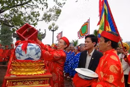 Các bậc cao niên phường Lộc Vượng (thành phố Nam Định) thực hiện nghi lễ rước nước tại lễ hội Đền Trần. (Ảnh: Thùy Dung/TTXVN)