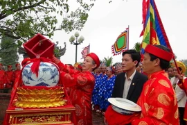 Các bậc cao niên phường Lộc Vượng (thành phố Nam Định) thực hiện nghi lễ rước nước tại lễ hội Đền Trần. (Ảnh: Thùy Dung/TTXVN)