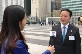 Bộ trưởng Trần Hồng Hà trả lời phỏng vấn phóng viên TTXVN bên lề hội nghị. (Ảnh: PV/Vietnam+) 