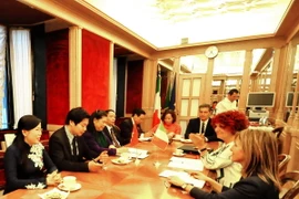 Phó Chủ tịch Quốc hội Tòng Thị Phóng hội đàm với Phó Chủ tịch Thượng viện Cộng hòa Italy Valeria Fedeli (Ảnh: Đức Hòa/Vietnam+) 