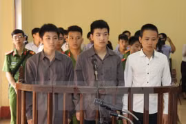 Nhóm côn đồ hành hung một nhà báo truyền hình Thái Nguyên trước vành móng ngựa. (Ảnh: Hoàng Nguyên/TTXVN) 