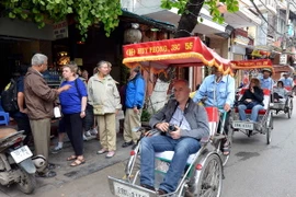 Du khách quốc tế tham quan Hà Nội. (Nguồn: TTXVN)