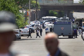 Lực lượng an ninh Armenia phong tỏa bên ngoài trụ sở trung đoàn cảnh sát ở Yerevan ngày 17/7. (Nguồn: AFP/TTXVN)