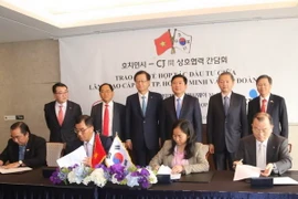 Lãnh đạo Tổng Công ty thương mại Sài Gòn -Satra và Tập đoàn CJ ký kết ghi nhớ hợp tác. (Ảnh: Hoàng Anh Tuấn/Vietnam+)