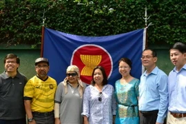 Các đại sứ ASEAN và phu nhân tại Buenos Aires chụp ảnh lưu niệm. (Ảnh: Diệu Hương/Vietnam+)
