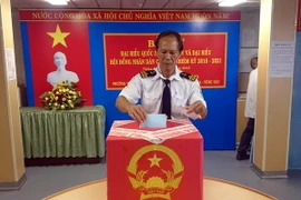 Kỹ sư, công nhân Vietsovpetro bỏ phiếu bầu Đại biểu Quốc hội khóa XIV và Hội đồng Nhân dân các cấp nhiệm kỳ 2016-2021. (Ảnh: Đoàn Mạnh Dương/TTXVN)