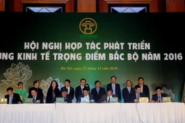 Đại diện 15 tỉnh, thành phố vùng Kinh tế trọng điểm Bắc bộ ký kết thỏa hợp tác giai đoạn 2016-2020. (Ảnh: Quang Quyết/TTXVN) 