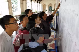 Phụ huynh và học sinh xem kết quả kỳ thi tuyển sinh lớp 10 tại trường THPT Chuyên Lê Hồng Phong. (Ảnh: Phương Vy/TTXVN)