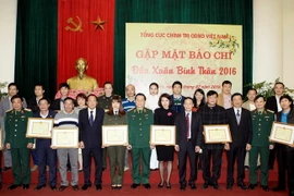 Trung tướng Nguyễn Trọng Nghĩa, Ủy viên Trung ương Đảng, Phó Chủ nhiệm Tổng cục Chính trị Quân đội nhân dân Việt Nam và các đại biểu tại buổi gặp mặt. (Ảnh: Phạm Kiên/ TTXVN) 