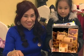 Quyên góp tiền cho quỹ của Mái ấm Việt Séc. (Ảnh: Trần Quang Vinh/Vietnam+) 