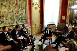 Đại sứ Cao Chính Thiện làm việc với Chủ tịch Hội đồng vùng Piemonte, ông Mauro Laus. (Ảnh:Quang Thanh/Vietnam+)