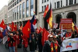 Người Việt tại Đức biểu tình phản đối Trung Quốc. (Ảnh: Nguyên Đức/Vietnam+)