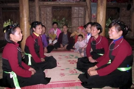  Đội văn nghệ hát Sình Ca dân tộc Cao Lan ở xã Kim Phú, huyện Yên Sơn. (Ảnh: Quang Đán/TTXVN) 