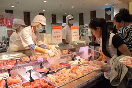 Doanh nghiệp liên kết với siêu thị để cung ứng thực phẩm sạch. (Ảnh: Đức Duy/Vietnam+)