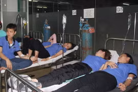Các công nhân đang nằm cấp cứu tại phòng khám đa khoa Hoàn Hảo. (Ảnh: Huyền Trang/TTXVN)