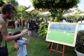 Du khách tham quan triển lãm. (Ảnh: Nguyễn Sơn/TTXVN)