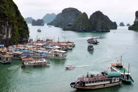 Bến thuyền vào hang Sửng Sốt trên Vịnh Hạ Long. (Ảnh: Thanh Hà/TTXVN)