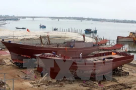 Đóng tàu vỏ thép tại Công ty TNHH đóng tàu Cửa Việt, thị trấn Cửa Việt, tỉnh Quảng Trị. (Ảnh: Vũ Sinh/TTXVN)