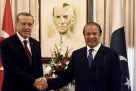 Thủ tướng Pakistan Nawaz Sharif gặp Tổng thống Thổ Nhĩ Kỳ Recep Tayyip Erdogan. (Nguồn: AP/TTXVN) 