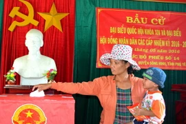 Chị Mí Hậu ở buôn Lê Diêm, thị trấn Hai Riêng, huyện Sông Hinh bầu cử. (Ảnh: Thế Lập/TTXVN) 
