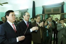Chủ tịch Ủy ban Trung ương Mặt trận Tổ quốc Việt Nam Nguyễn Thiện Nhân dâng hương tưởng nhớ Chủ tịch Hồ Chí Minh. (Ảnh: Nguyễn Du/TTXVN) 