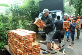 Cứu trợ cho người dân tại các xã Phương Điền và Phương Mỹ, huyện Hương Khê, tỉnh Hà Tĩnh bị chia cắt do lũ. (Ảnh: Tuấn Anh/TTXVN) 