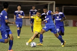 Pha tranh bóng giữa cầu thủ hai đội. (Ảnh: Thanh Tùng/TTXVN)