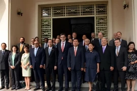 Bí thư Thành ủy Đinh La Thăng chụp ảnh với Tổng Lãnh sự các nước tại TP.HCM. (Ảnh: Thanh Vũ/TTXVN) 