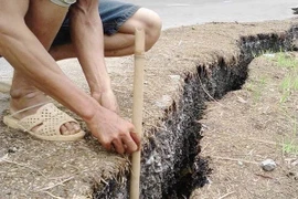 Vết nứt lớn trên tuyến Quốc lộ 217 có độ sâu từ 1,8 đến 2m. (Ảnh: Trịnh Duy Hưng/TTXVN)