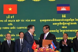 Bộ trưởng Bộ Công an Tô Lâm và Phó Thủ tướng, kiêm Bộ trưởng Nội vụ Sar Kheng tại lễ ký kết hợp tác. (Ảnh: Xuân Khu/Vietnam+) 