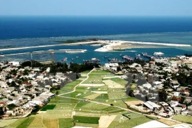 Đảo Lý Sơn nhìn từ đỉnh Thới Lới. (Ảnh: Phước Ngọc/TTXVN) 