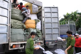 Một vụ bắt giữ hàng lậu. (Ảnh: Doãn Tấn/TTXVN)