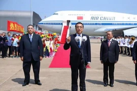 Thủ tướng Lý Khắc Cường phát biểu tại sân bay Macau. (Ảnh: Xuân Tuấn/Vietnam+)