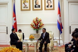 Thủ tướng Campuchia Hun Sen (phải) gặp Ngoại trưởng Thái Lan Tanasak Patimapragorn năm 2014. (Nguồn: thecambodiaherald.com) 