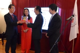 Đại sứ Tô Anh Dũng tặng trống đồng cho ban lãnh đạo lâm thời của CVS. (Ảnh: Vũ Hà/Vietnam+) 