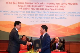 Thủ tướng Nguyễn Xuân Phúc và Thủ tướng Campuchia Hun Sen chứng kiến lễ ký bản thỏa thuận thúc đẩy thương mại song phương. (Nguồn: TTXVN) 