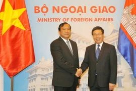 Phó Thủ tướng, Bộ trưởng Ngoại giao Phạm Bình Minh đón và hội đàm với Bộ trưởng Ngoại giao và Hợp tác Vương quốc Campuchia Prak Sokhonn. (Ảnh: Nguyễn Khang/TTXVN)