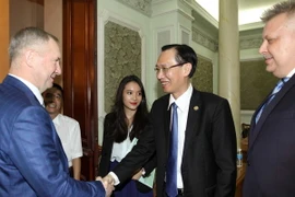 Phó Chủ tịch UBND Thành phố Hồ Chí Minh Lê Thanh Liêm tiếp ông Krivolapov Aleksandr Nikolaevich, Phó Thống đốc vùng Kursk, Liên bang Nga. (Ảnh: Thanh Vũ/TTXVN) 