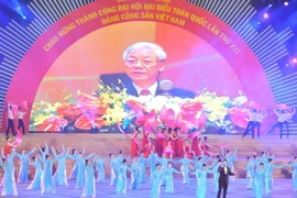 Một tiết mục trong buổi dạ hội chào mừng Đại hội Đảng XII. (Ảnh: Minh Đức/TTXVN)