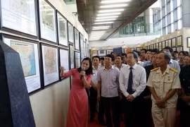 Các đại biểu tham quan triển lãm. (Ảnh: Trọng Lịch/Vietnam+)
