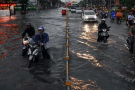 Một tuyến đường tại TP Hồ Chí Minh bị ngập sâu trong nước. (Nguồn: TTXVN)