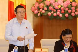 Phó Chủ tịch Quốc hội Phùng Quốc Hiển phát biểu tại phiên họp. (Ảnh: An Đăng/TTXVN) 