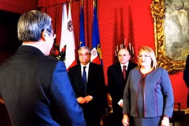 Đại sứ Cao Chính Thiện (trái ngoài cùng) chuẩn bị trao Quốc thư cho Tổng thống Malta, bà Marie Louise Coleiro Preca. (Ảnh: Quang Thanh/Vietnam+) 