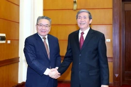 Thường trực Ban Bí thư Đinh Thế Huynh tiếp ông Ogata Yasuo, Phó Chủ tịch kiêm Trưởng Ban Quốc tế Trung ương Đảng Cộng sản Nhật Bản. (Ảnh: An Đăng/TTXVN)