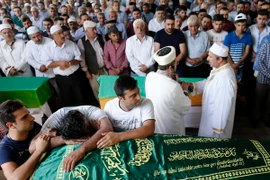 Lễ tang nạn nhân thiệt mạng trong vụ đánh bom ở Gaziantep. (Nguồn: EPA/TTXVN) 