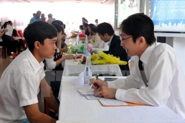 Sinh viên trải nghiệm phỏng vấn tìm việc với các doanh nghiệp. (Ảnh: An Hiếu/TTXVN)
