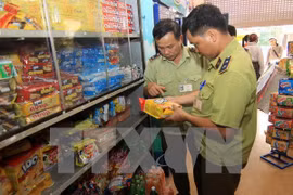 Lực lượng quản lý thị trường kiểm tra tại một cửa hàng kinh doanh. (Ảnh: Vũ Sinh/TTXVN)