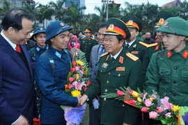 Đại tướng Đỗ Bá Tỵ và lãnh đạo tỉnh Hải Dương chúc mừng, động viên chiến sĩ mới trong ngày lên đường nhập ngũ. (Ảnh: Trọng Đức/TTXVN) 