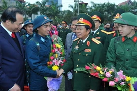 Đại tướng Đỗ Bá Tỵ và lãnh đạo tỉnh Hải Dương chúc mừng, động viên chiến sĩ mới trong ngày lên đường nhập ngũ. (Ảnh: Trọng Đức/TTXVN) 